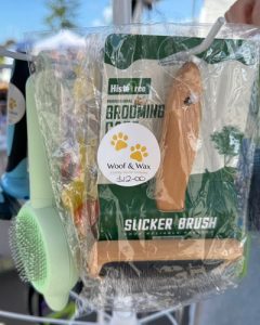 Pet grooming brushes